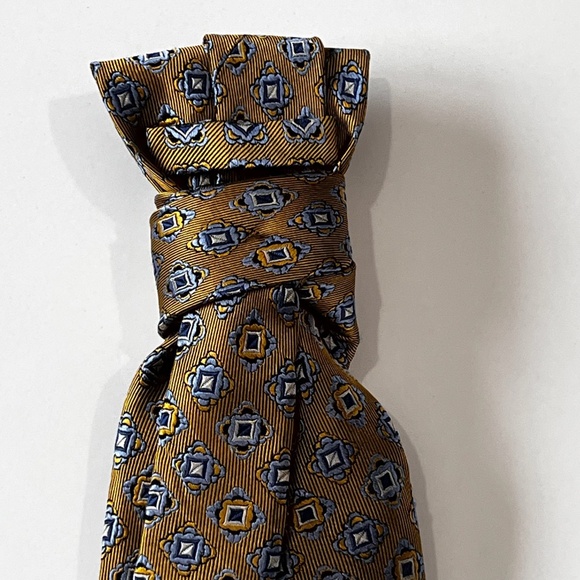 Up-cycled Woman Necktie With Vintage Gold Tone Domed Center Flower Brooch - Picture 14 of 15